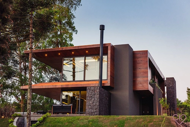 Casa de altíssimo padrão, com área construída de 590,53m² em amplo terreno de 800 m² com frondosas araucárias. REF: 186: 4ª foto da galeria de imagens do imóvel