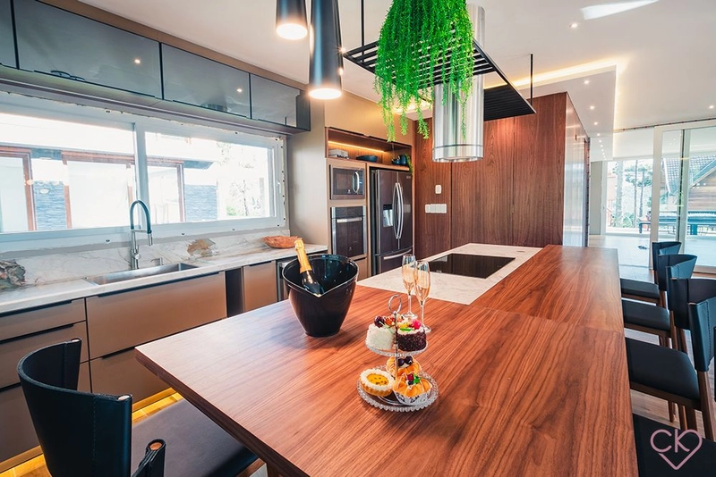 Casa de altíssimo padrão, com área construída de 590,53m² em amplo terreno de 800 m² com frondosas araucárias. REF: 186: 14ª foto da galeria de imagens do imóvel