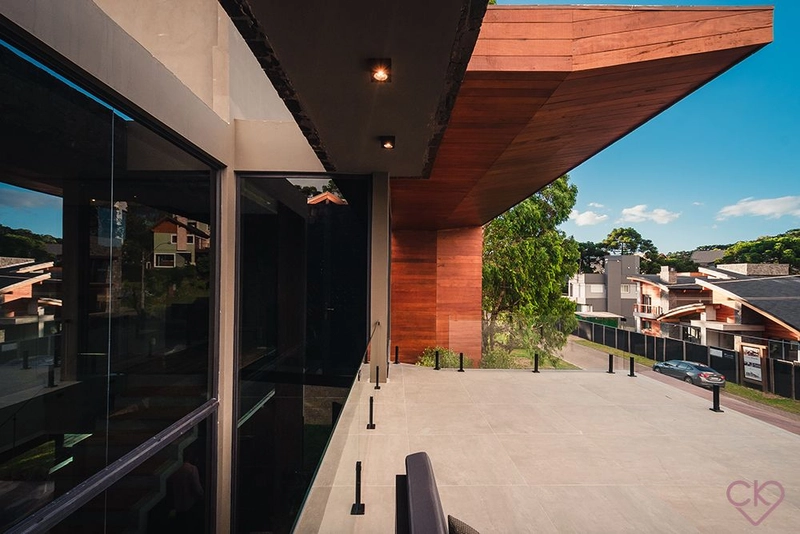 Casa de altíssimo padrão, com área construída de 590,53m² em amplo terreno de 800 m² com frondosas araucárias. REF: 186: 74ª foto da galeria de imagens do imóvel