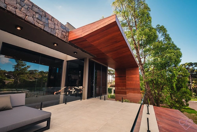 Casa de altíssimo padrão, com área construída de 590,53m² em amplo terreno de 800 m² com frondosas araucárias. REF: 186: 75ª foto da galeria de imagens do imóvel