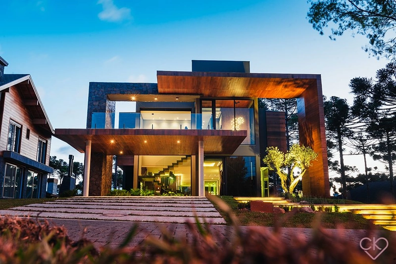 Casa de altíssimo padrão, com área construída de 590,53m² em amplo terreno de 800 m² com frondosas araucárias. REF: 186: 11ª foto da galeria de imagens do imóvel