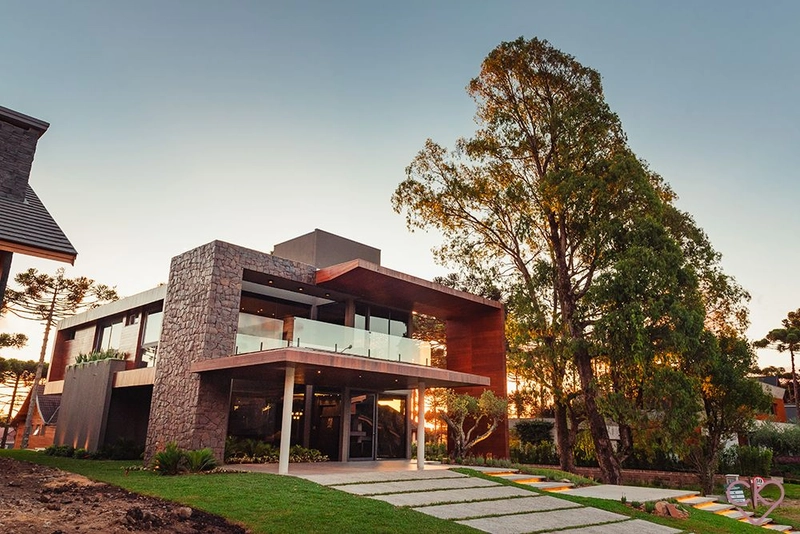 Casa de altíssimo padrão, com área construída de 590,53m² em amplo terreno de 800 m² com frondosas araucárias. REF: 186: 2ª foto da galeria de imagens do imóvel