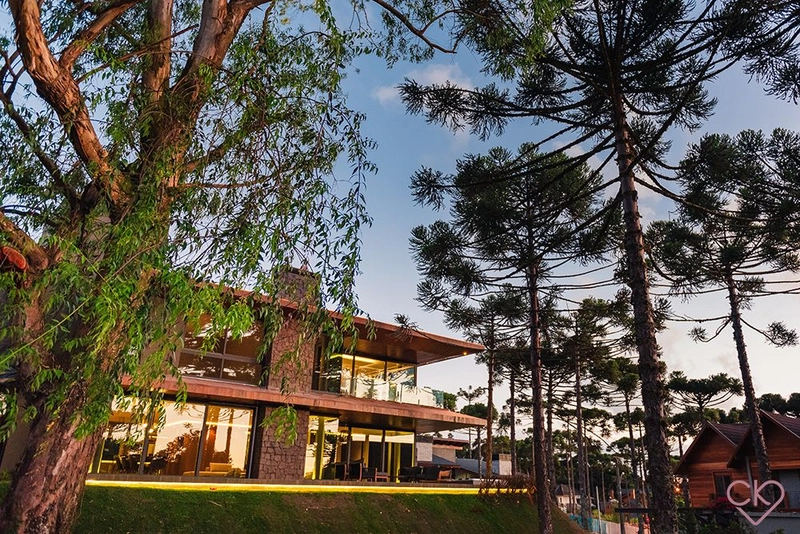 Casa de altíssimo padrão, com área construída de 590,53m² em amplo terreno de 800 m² com frondosas araucárias. REF: 186: 8ª foto da galeria de imagens do imóvel