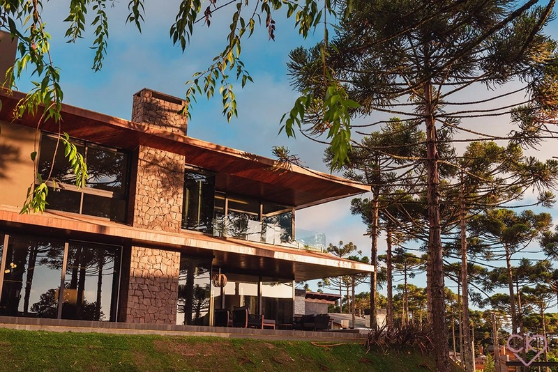 Casa de altíssimo padrão, com área construída de 590,53m² em amplo terreno de 800 m² com frondosas araucárias. REF: 186: 95ª foto da galeria de imagens do imóvel