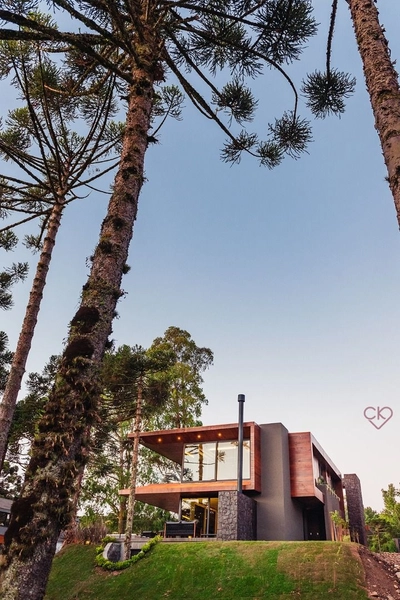 Casa de altíssimo padrão, com área construída de 590,53m² em amplo terreno de 800 m² com frondosas araucárias. REF: 186: 3ª foto da galeria de imagens do imóvel