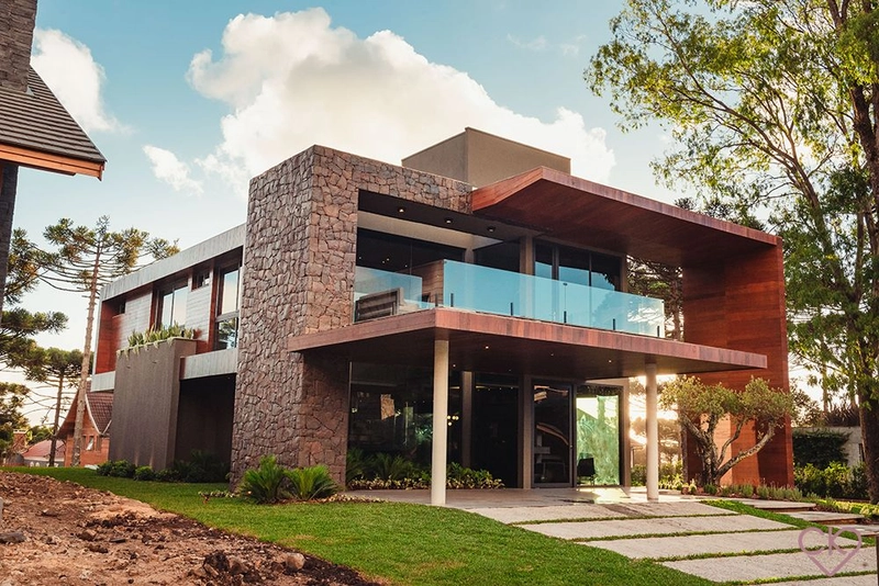 Casa de altíssimo padrão, com área construída de 590,53m² em amplo terreno de 800 m² com frondosas araucárias. REF: 186: 98ª foto da galeria de imagens do imóvel