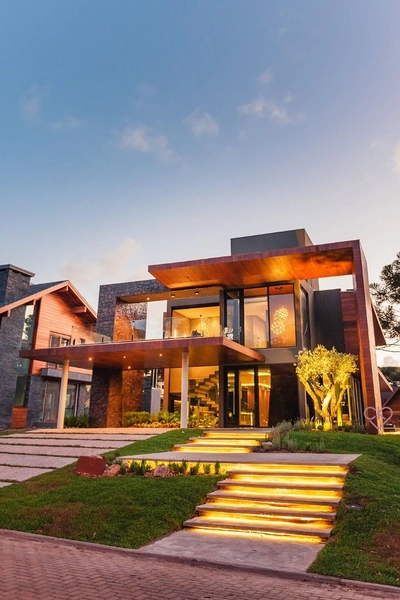 Casa de altíssimo padrão, com área construída de 590,53m² em amplo terreno de 800 m² com frondosas araucárias. REF: 186: 9ª foto da galeria de imagens do imóvel