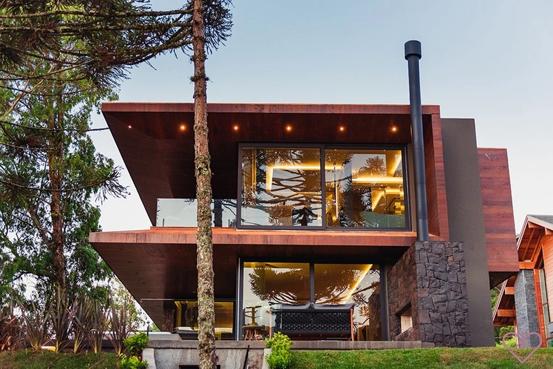 Casa de altíssimo padrão, com área construída de 590,53m² em amplo terreno de 800 m² com frondosas araucárias. REF: 186: 78ª foto da galeria de imagens do imóvel