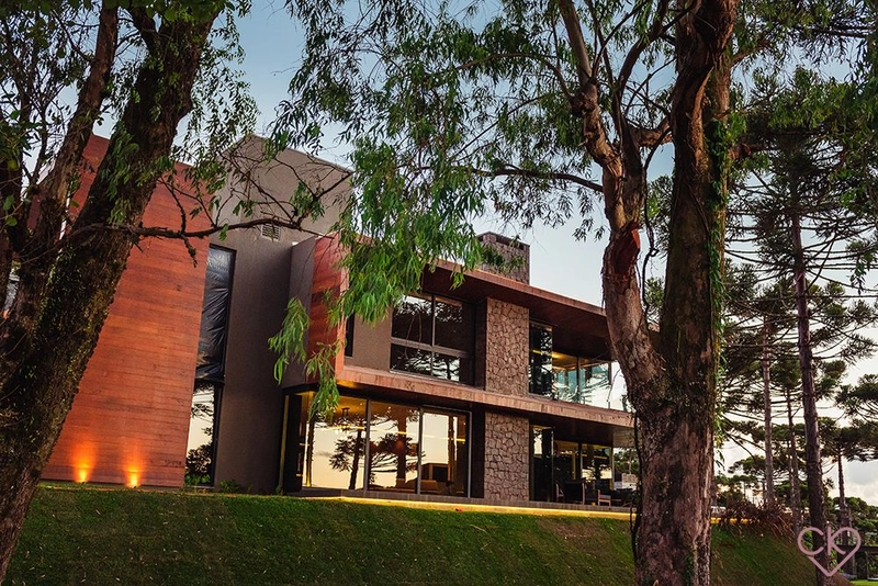 Casa de altíssimo padrão, com área construída de 590,53m² em amplo terreno de 800 m² com frondosas araucárias. REF: 186: 45ª foto da galeria de imagens do imóvel