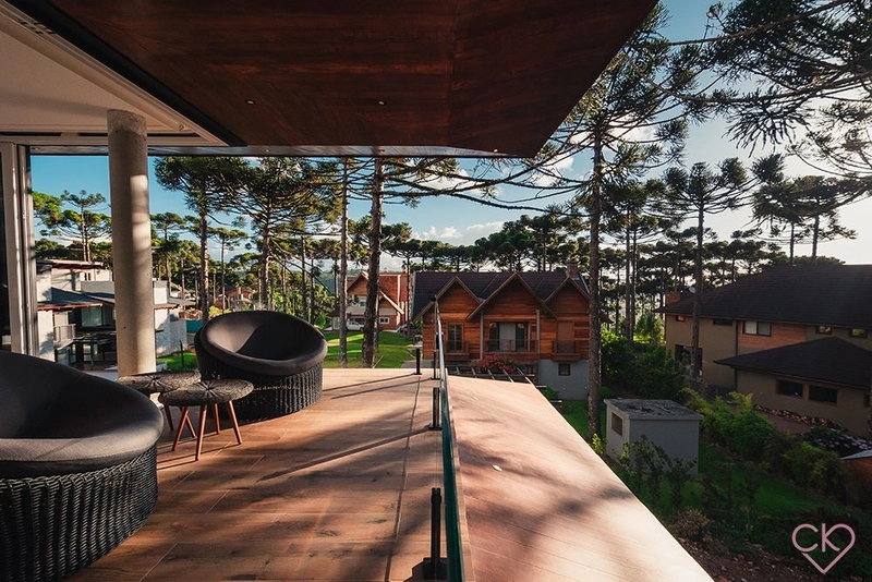 Casa de altíssimo padrão, com área construída de 590,53m² em amplo terreno de 800 m² com frondosas araucárias. REF: 186: 68ª foto da galeria de imagens do imóvel