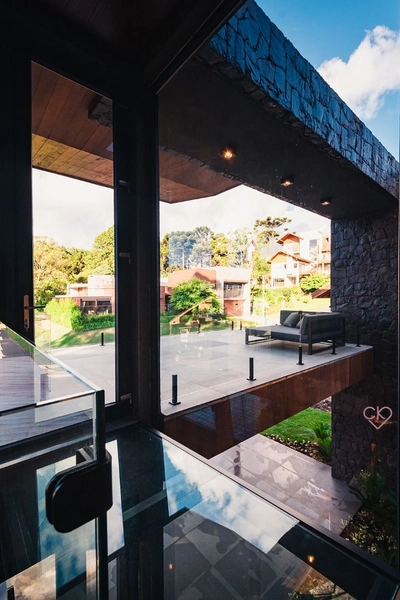 Casa de altíssimo padrão, com área construída de 590,53m² em amplo terreno de 800 m² com frondosas araucárias. REF: 186: 43ª foto da galeria de imagens do imóvel