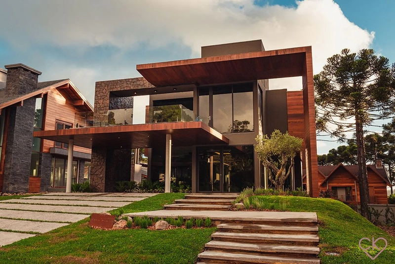 Casa de altíssimo padrão, com área construída de 590,53m² em amplo terreno de 800 m² com frondosas araucárias. REF: 186: 93ª foto da galeria de imagens do imóvel