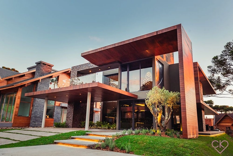 Casa de altíssimo padrão, com área construída de 590,53m² em amplo terreno de 800 m² com frondosas araucárias. REF: 186: 12ª foto da galeria de imagens do imóvel
