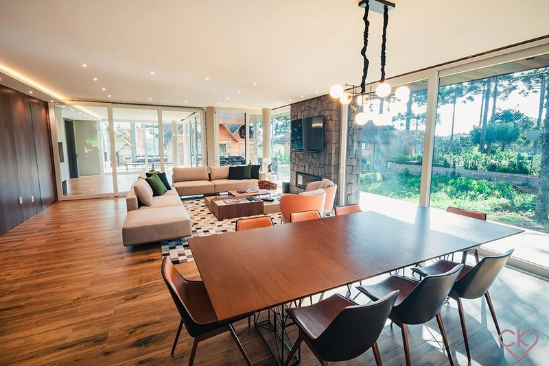 Casa de altíssimo padrão, com área construída de 590,53m² em amplo terreno de 800 m² com frondosas araucárias. REF: 186: 19ª foto da galeria de imagens do imóvel