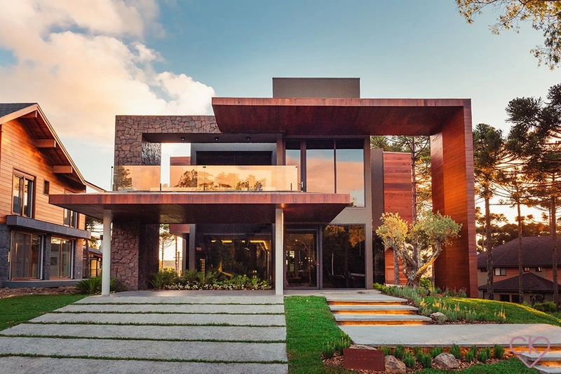 Casa de altíssimo padrão, com área construída de 590,53m² em amplo terreno de 800 m² com frondosas araucárias. REF: 186: 99ª foto da galeria de imagens do imóvel