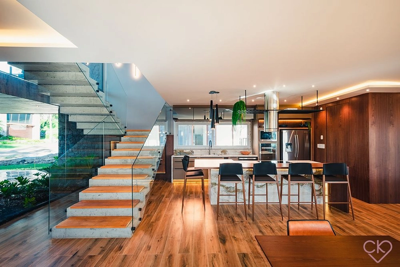 Casa de altíssimo padrão, com área construída de 590,53m² em amplo terreno de 800 m² com frondosas araucárias. REF: 186: 29ª foto da galeria de imagens do imóvel
