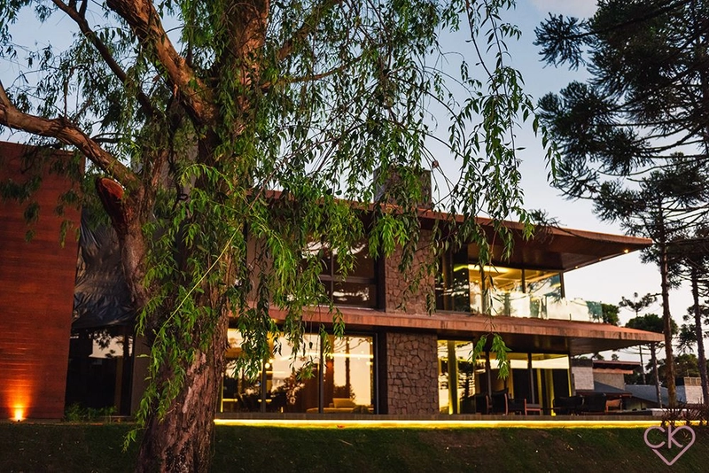 Casa de altíssimo padrão, com área construída de 590,53m² em amplo terreno de 800 m² com frondosas araucárias. REF: 186: 7ª foto da galeria de imagens do imóvel