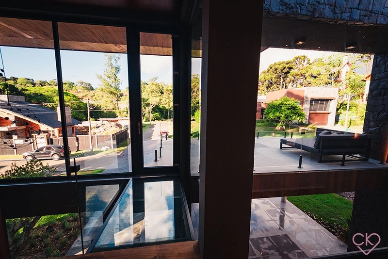 Casa de altíssimo padrão, com área construída de 590,53m² em amplo terreno de 800 m² com frondosas araucárias. REF: 186: 44ª foto da galeria de imagens do imóvel