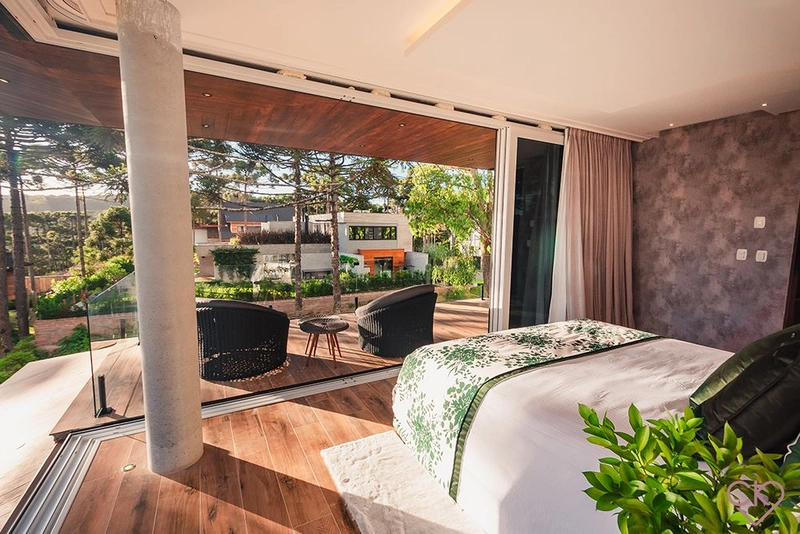 Casa de altíssimo padrão, com área construída de 590,53m² em amplo terreno de 800 m² com frondosas araucárias. REF: 186: 70ª foto da galeria de imagens do imóvel