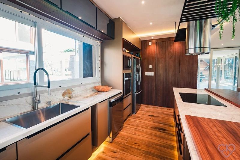 Casa de altíssimo padrão, com área construída de 590,53m² em amplo terreno de 800 m² com frondosas araucárias. REF: 186: 17ª foto da galeria de imagens do imóvel