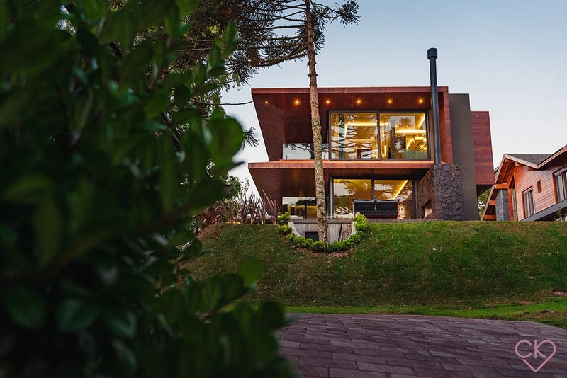 Casa de altíssimo padrão, com área construída de 590,53m² em amplo terreno de 800 m² com frondosas araucárias. REF: 186: 5ª foto da galeria de imagens do imóvel