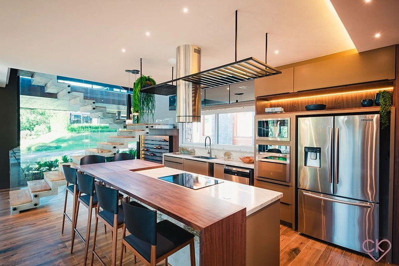 Casa de altíssimo padrão, com área construída de 590,53m² em amplo terreno de 800 m² com frondosas araucárias. REF: 186: 36ª foto da galeria de imagens do imóvel