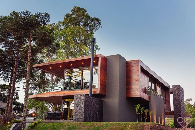 Casa de altíssimo padrão, com área construída de 590,53m² em amplo terreno de 800 m² com frondosas araucárias. REF: 186: 89ª foto da galeria de imagens do imóvel