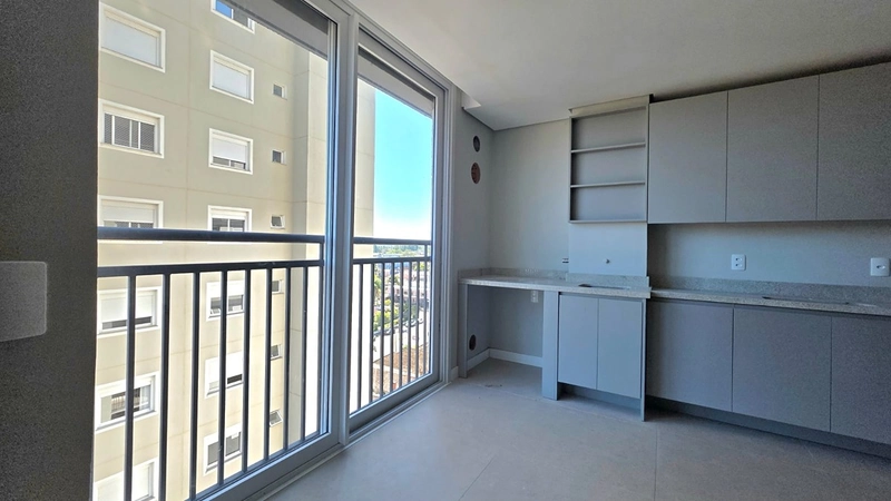 Semi-mobiliado. Sacada integrada (sem golas), piso porcelanato em todo apto, forro rebaixado em gesso: 9ª foto da galeria de imagens do imóvel