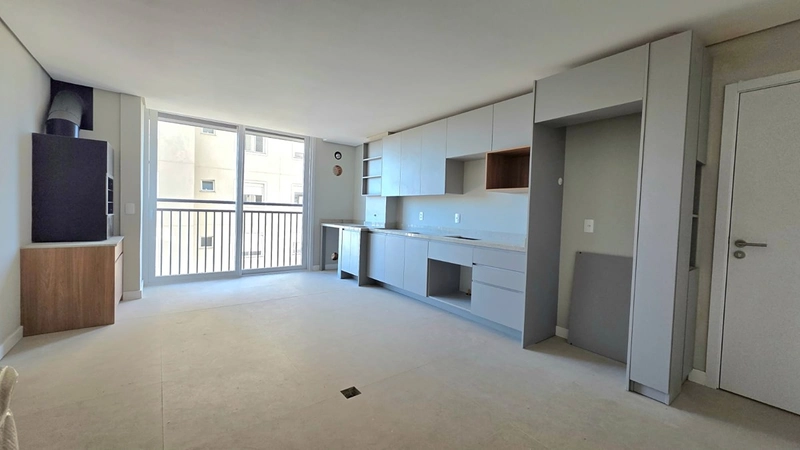 Semi-mobiliado. Sacada integrada (sem golas), piso porcelanato em todo apto, forro rebaixado em gesso: 1ª foto da galeria de imagens do imóvel