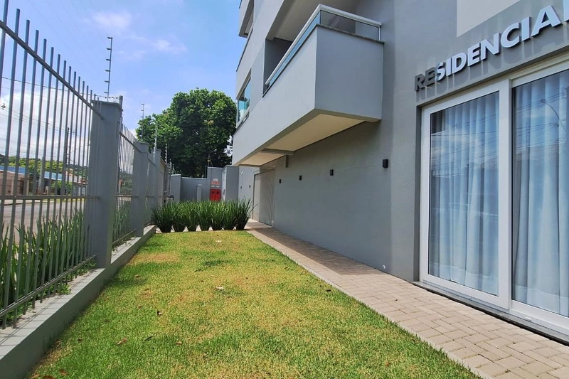 Apartamento amplo de 2 dormitórios no 5 º andar, com sacada, elevador, gas central e salão de festas. REF: 353: 1ª foto da galeria de imagens do imóvel