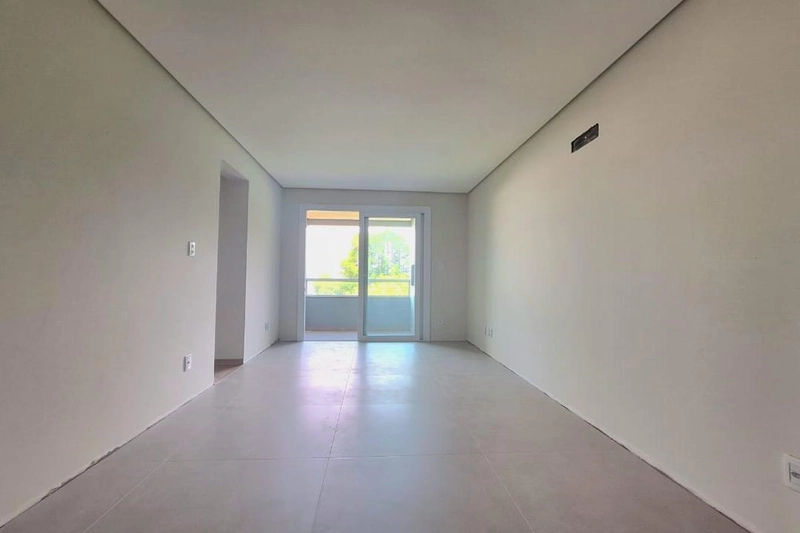 Apartamento amplo de 2 dormitórios no 5 º andar, com sacada, elevador, gas central e salão de festas. REF: 353: 2ª foto da galeria de imagens do imóvel