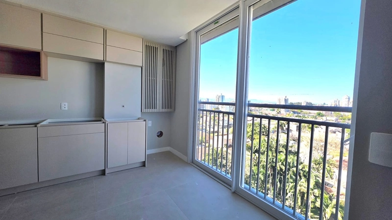 Semi-mobiliado. Sacada integrada (sem golas), piso porcelanato em todo apto, forro rebaixado em gesso. Apto 1001: 4ª foto da galeria de imagens do imóvel