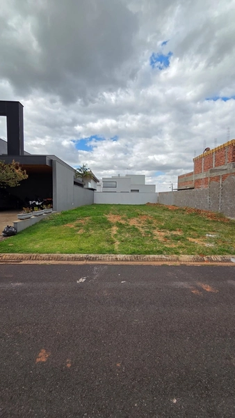 Terreno de 300m² (12x25) no Condomínio Renoir: 1ª foto da galeria de imagens do imóvel