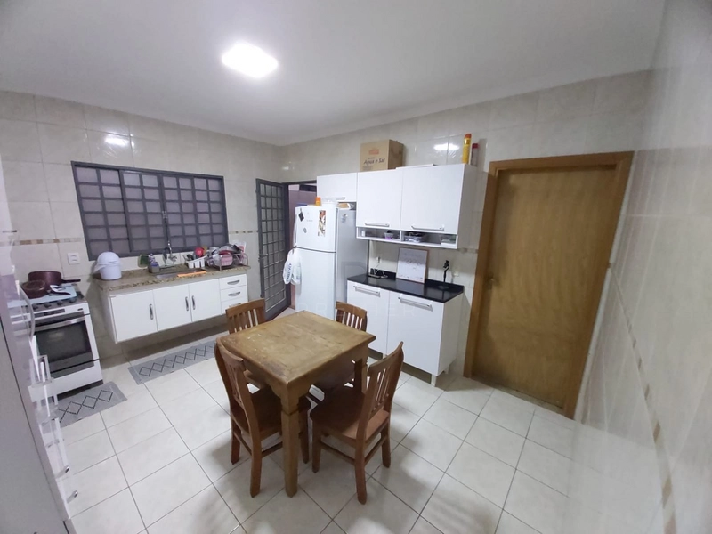 Casa com 3 quartos sendo 1 suíte no Jd. Universitário em Marília-SP.: 6ª foto da galeria de imagens do imóvel