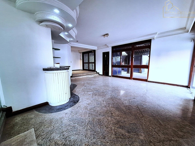 Casa Comercial com Piscina e 4 Suítes no Caminho das Árvores – Estrutura Completa para Empresas: 1ª foto da galeria de imagens do imóvel