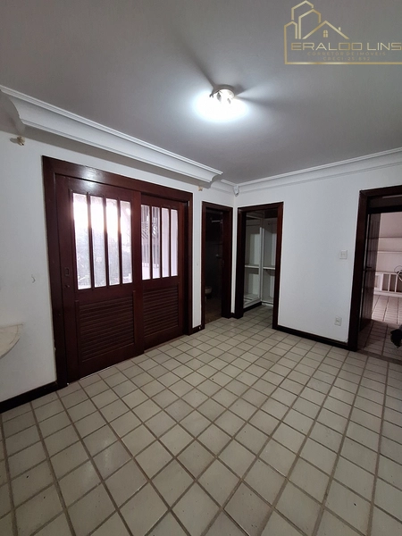 Casa Comercial com Piscina e 4 Suítes no Caminho das Árvores – Estrutura Completa para Empresas: 3ª foto da galeria de imagens do imóvel