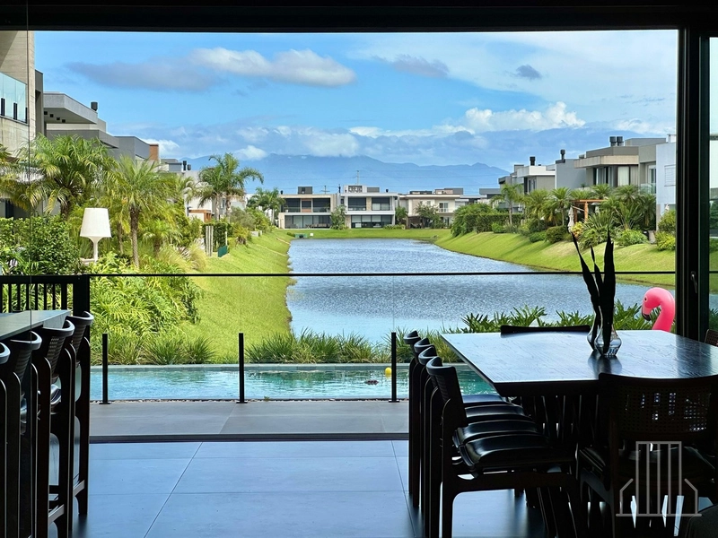 MARAVILHOSO SOBRADO BEIRA LAGO EM CONDOMÍNIO FECHADO!: 4ª foto da galeria de imagens do imóvel