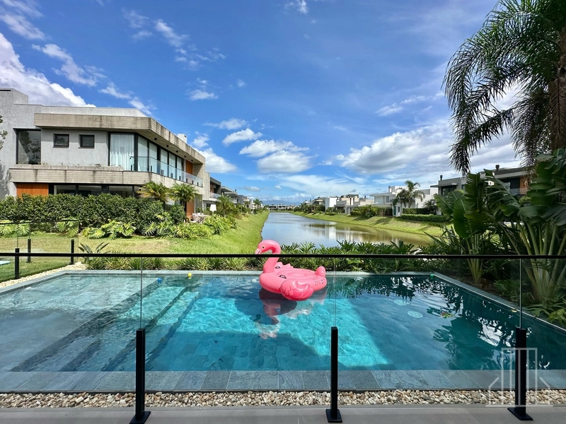 MARAVILHOSO SOBRADO BEIRA LAGO EM CONDOMÍNIO FECHADO!: 1ª foto da galeria de imagens do imóvel