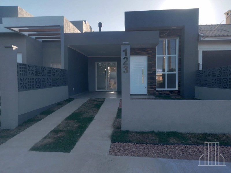 Casa à Venda no Bairro Zona Norte - Apenas 150m do Mar!: 1ª foto da galeria de imagens do imóvel