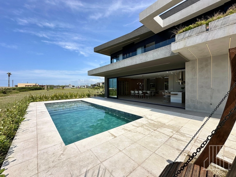 DESLUMBRANTE CASA COM 5 SUÍTES EM CONDOMÍNIO FECHADO!: 1ª foto da galeria de imagens do imóvel