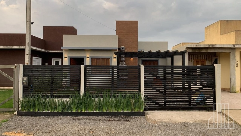 MARAVILHOSA CASA À VENDA NO BAIRRO JARDIM BEIRA MAR, EM CAPÃO DA CANOA: 1ª foto da galeria de imagens do imóvel