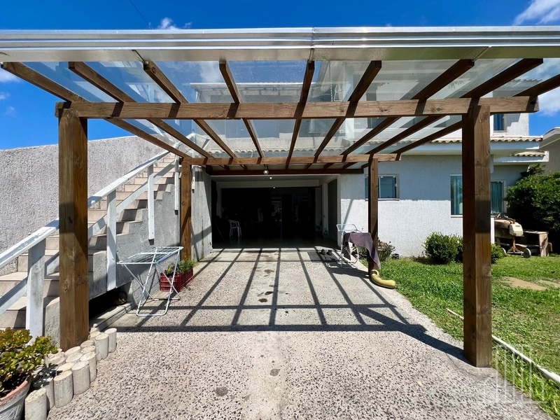 Sobrado Semi-Mobiliado com Anexo no Bairro Capão Novo: 3ª foto da galeria de imagens do imóvel