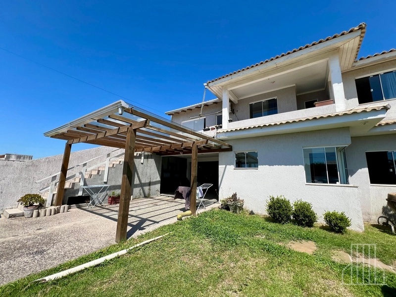 Sobrado Semi-Mobiliado com Anexo no Bairro Capão Novo: 1ª foto da galeria de imagens do imóvel