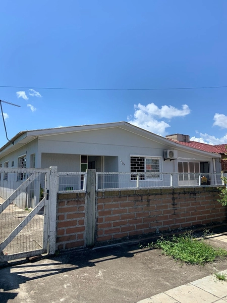 Casa Ampla e Bem Localizada com 3 Dormitórios e Pátio Livre: 1ª foto da galeria de imagens do imóvel