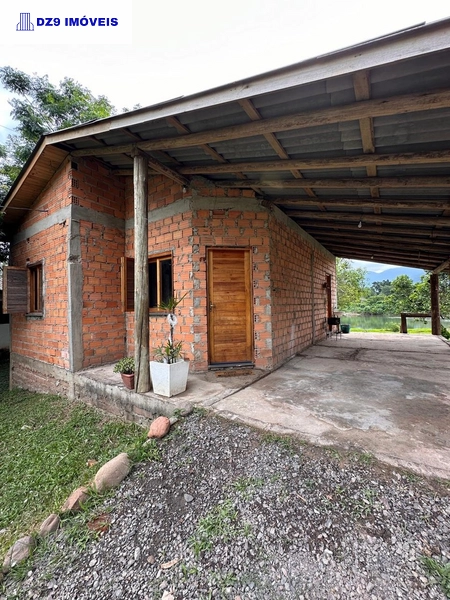 ENCANTADORA CASA À BEIRA DO RIO TRÊS FORQUILHAS: 2ª foto da galeria de imagens do imóvel