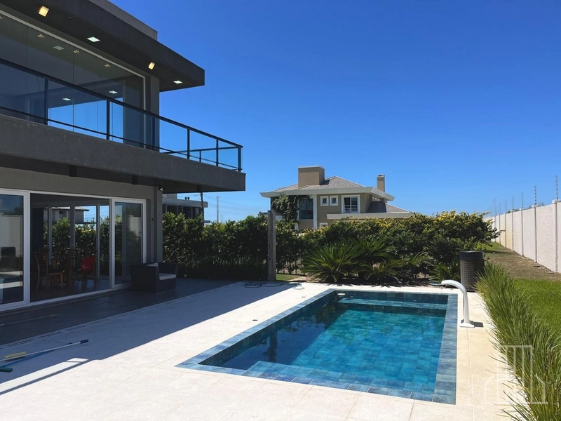 DESLUMBRANTE RESIDÊNCIA NO CONDOMÍNIO COSTA SERENA – CAPÃO DA CANOA!: 2ª foto da galeria de imagens do imóvel