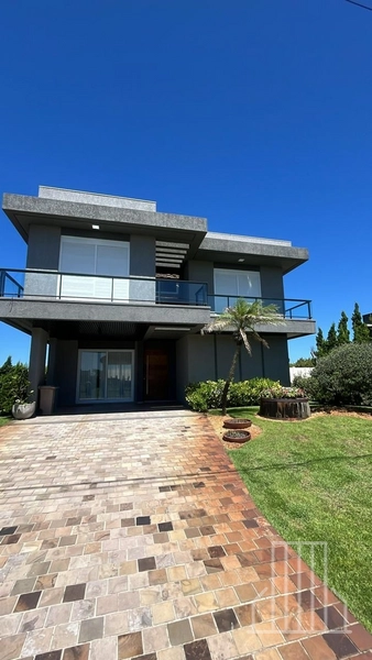 DESLUMBRANTE RESIDÊNCIA NO CONDOMÍNIO COSTA SERENA – CAPÃO DA CANOA!: 1ª foto da galeria de imagens do imóvel