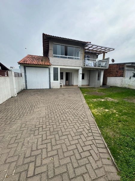 Casa de 3 dormitórios para locação anual na Zona Nova – Capão da Canoa: 1ª foto da galeria de imagens do imóvel
