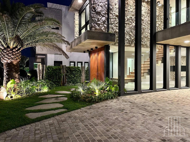 ESPETACULAR SOBRADO EM CONDOMÍNIO FECHADO NO BAIRRO ATLÂNTIDA!: 2ª foto da galeria de imagens do imóvel