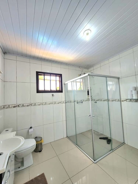 BELA CASA A VENDA EM CAPÃO NOVO! COM 3 DORMITÓRIOS, SUÍTE E PISCINA.: 11ª foto da galeria de imagens do imóvel